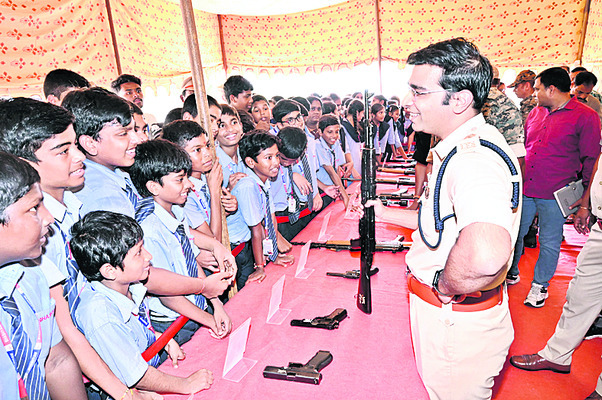 పోలీసు ఆయుధాల ప్రదర్శన 1