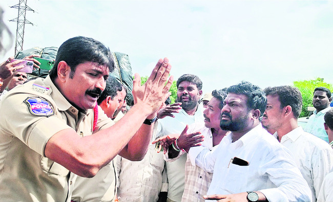 రోడ్డెక్కిన పత్తి రైతు 1