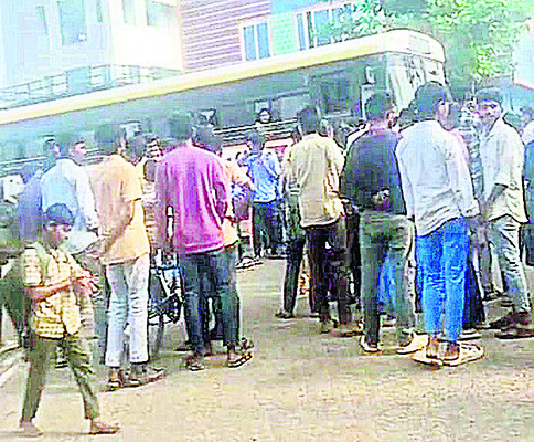 బస్సులు ఆపడం లేదని విద్యార్థుల ఆందోళన 2