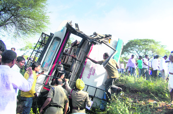 భువనగిరి–చిటా్యల రోడ్డు యమ డేంజర్‌!1