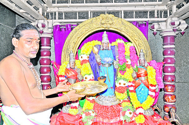 తిరుత్తణి ఆలయంలో నూతన దంపతుల సందడి 1