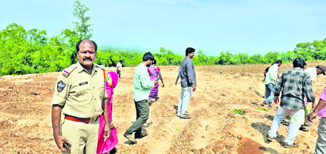 పోలేపల్లిలో భూ ఆక్రమణల తొలగింపు 1