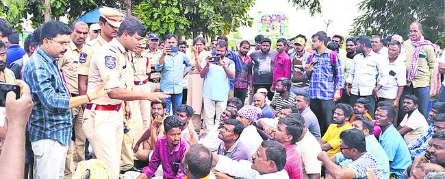 రోడ్డెక్కిన రైతన్నలు1