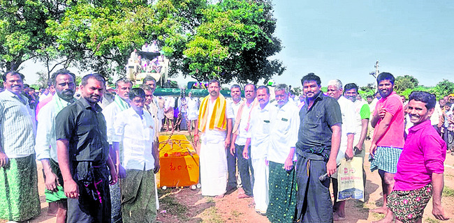 పోటాపోటీగా రాతిదూలం లాగుడు పోటీలు1
