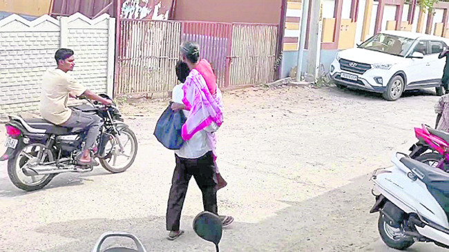 మానవత్వం అక్కున చేర్చుకుంది1