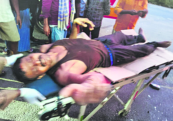 రెండు లారీలు ఢీ : ముగ్గురికి గాయాలు 1