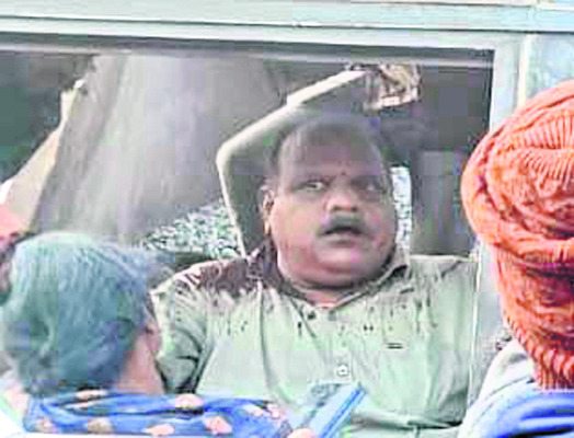 త్రుటిలో తప్పిన ప్రమాదం 1