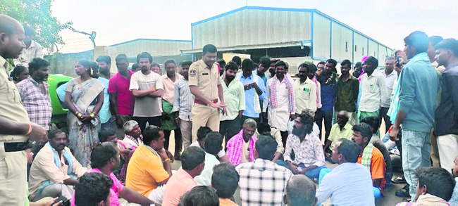 రోడ్డెక్కిన పత్తి రైతులు1