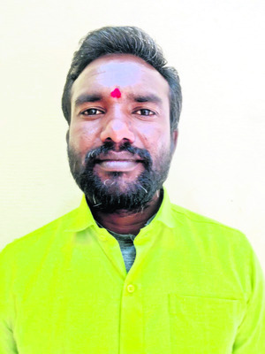 కార్యాలయం చుట్టూ తిరుగుతున్నాం
1