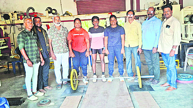 చంద్రమౌళీశ్వరుని సేవలో కలెక్టర్‌ లక్ష్మీశ దంపతులు 
2