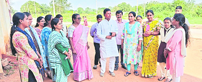 సాంబారు, సేమియాలో ఈగలు 1