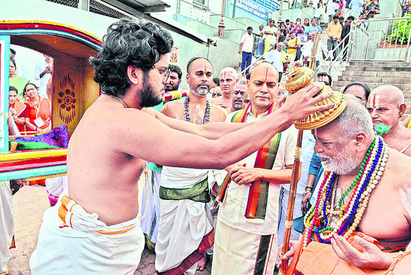 శ్రీవారి సేవలో వనమాలి మఠాధిపతి 1