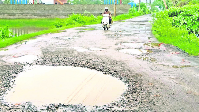 అడుగుకో గుంత.. హామీలు గోవింద 1
