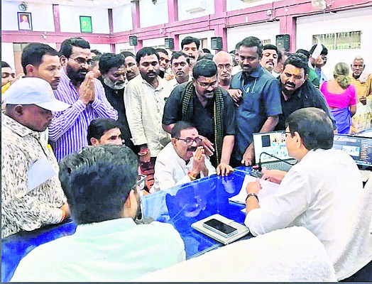 పోటెత్తిన అర్జీదారులు1