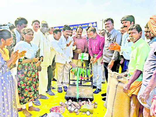 కొనుగోలు కేంద్రాల్లోనే ధాన్యం విక్రయించాలి2
