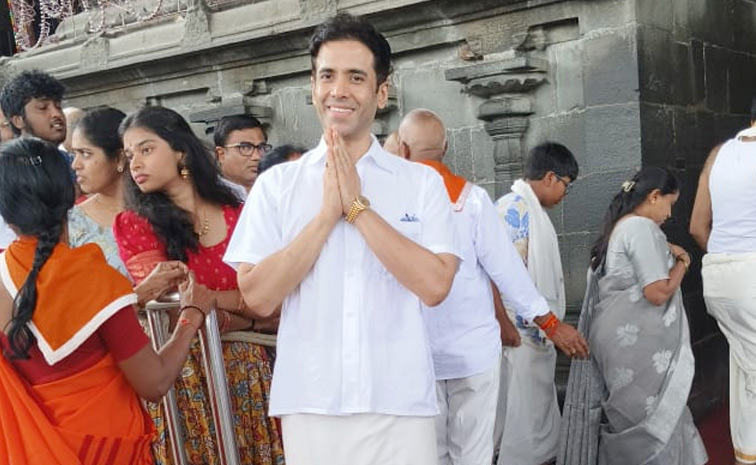 Actor Tusshar Kapoor Garu Visited Tirumala Photos 1