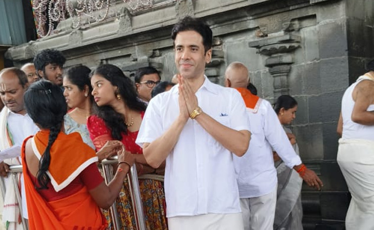 Actor Tusshar Kapoor Garu Visited Tirumala Photos 2