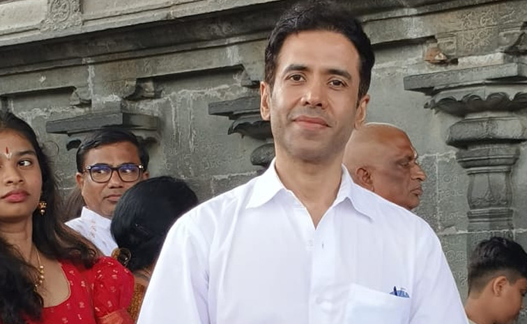 Actor Tusshar Kapoor Garu Visited Tirumala Photos 3