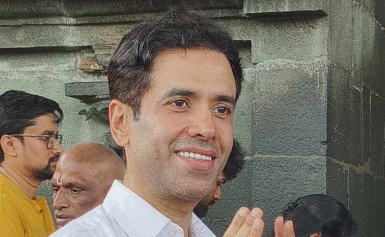 Actor Tusshar Kapoor Garu Visited Tirumala Photos 4