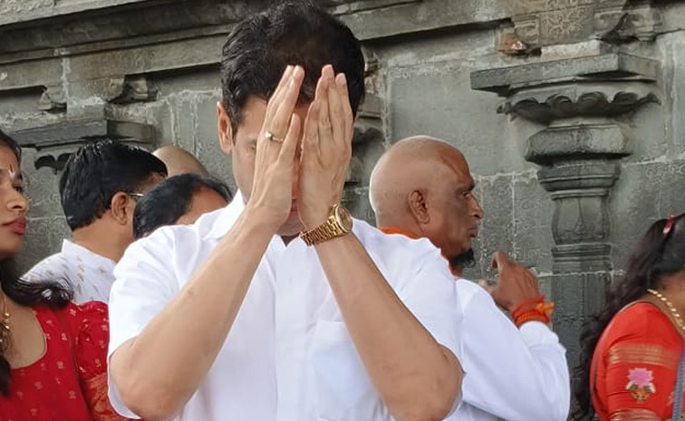 Actor Tusshar Kapoor Garu Visited Tirumala Photos 5