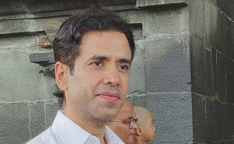 Actor Tusshar Kapoor Garu Visited Tirumala Photos 6