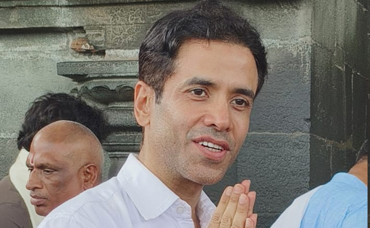 Actor Tusshar Kapoor Garu Visited Tirumala Photos 7