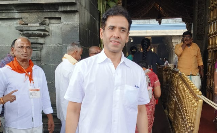 Actor Tusshar Kapoor Garu Visited Tirumala Photos 9