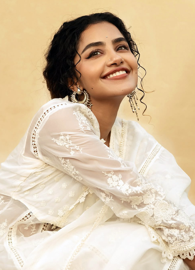 Anupama Parameswaran looks like Angel (photos)2