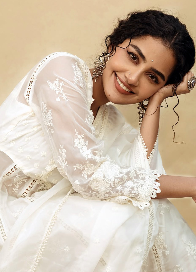 Anupama Parameswaran looks like Angel (photos)4