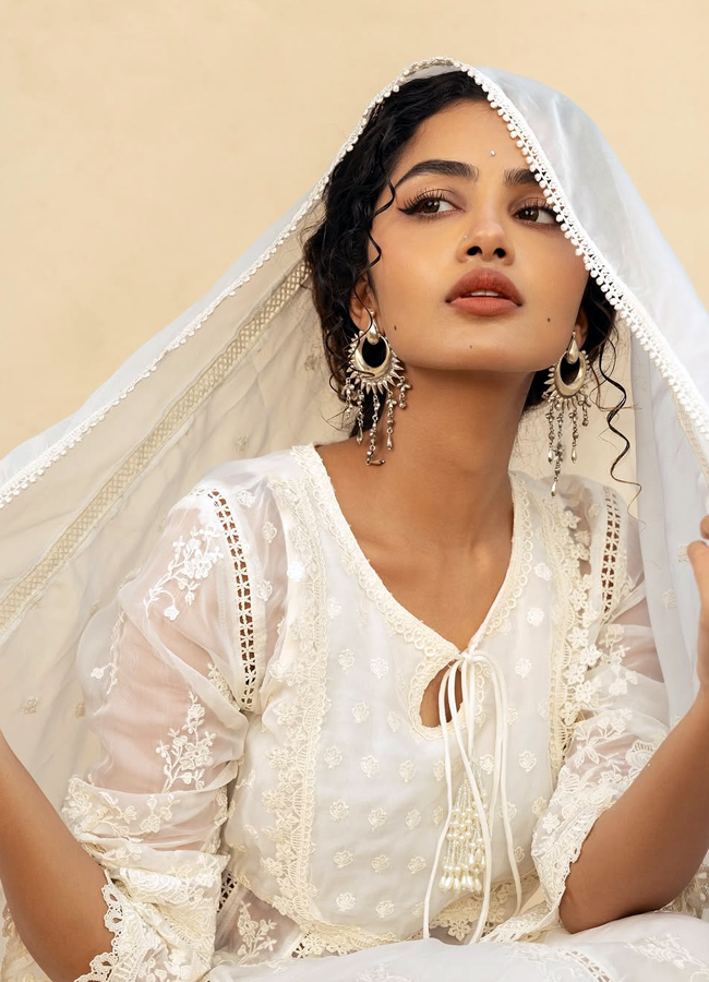 Anupama Parameswaran looks like Angel (photos)6