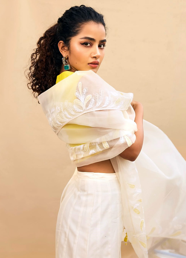 Anupama Parameswaran looks like Angel (photos)8