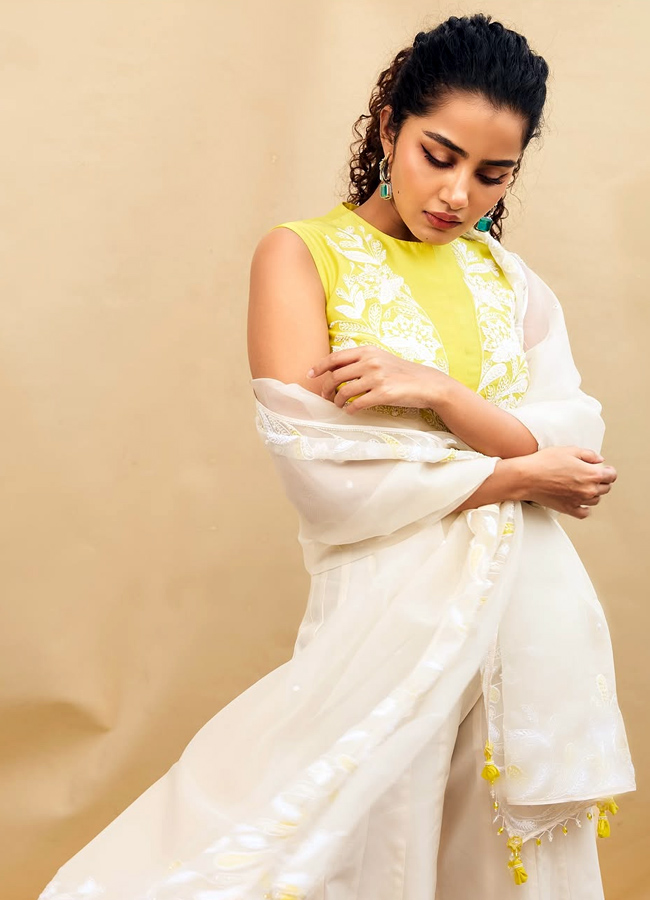 Anupama Parameswaran looks like Angel (photos)9