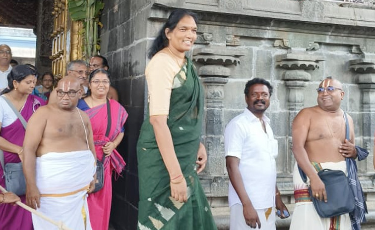 Tallest Woman in Tirupati! Sri Lankan Netball Captain Tarjini Sivalingam Shocks Devotees at Tirumala PHotos2
