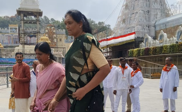 Tallest Woman in Tirupati! Sri Lankan Netball Captain Tarjini Sivalingam Shocks Devotees at Tirumala PHotos7