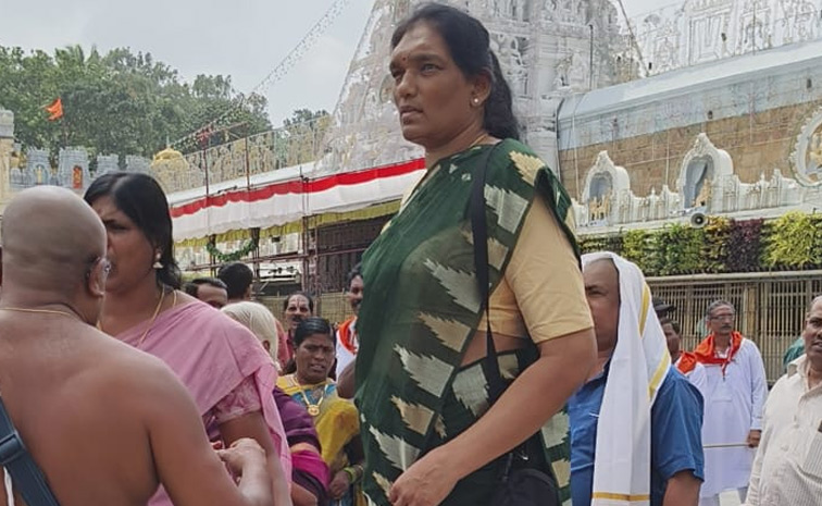 Tallest Woman in Tirupati! Sri Lankan Netball Captain Tarjini Sivalingam Shocks Devotees at Tirumala PHotos9
