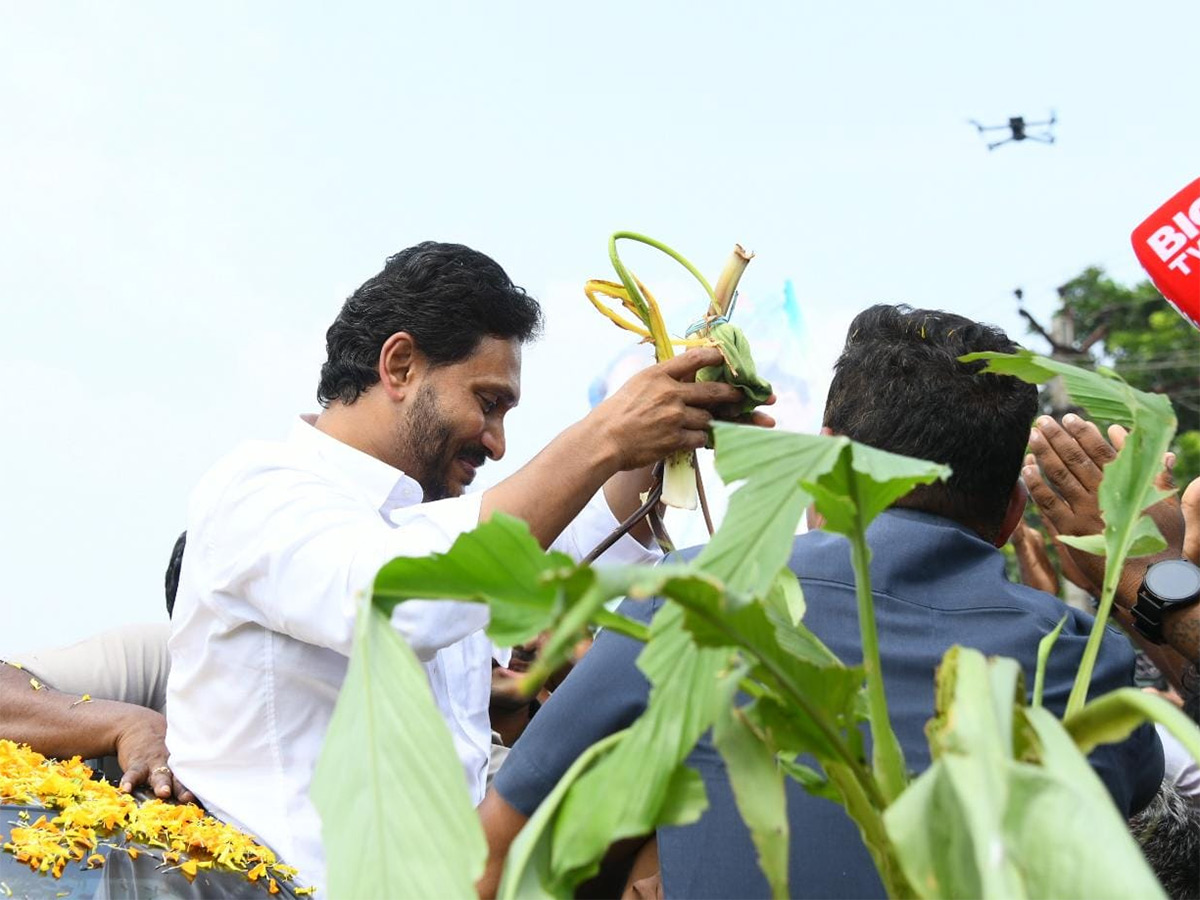 Unstoppable Jagan Mass Craze Krishna District Tour Photos12