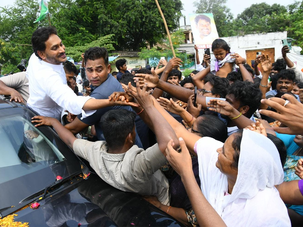 Unstoppable Jagan Mass Craze Krishna District Tour Photos22
