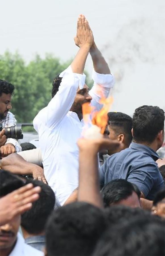 Unstoppable Jagan Mass Craze Krishna District Tour Photos23