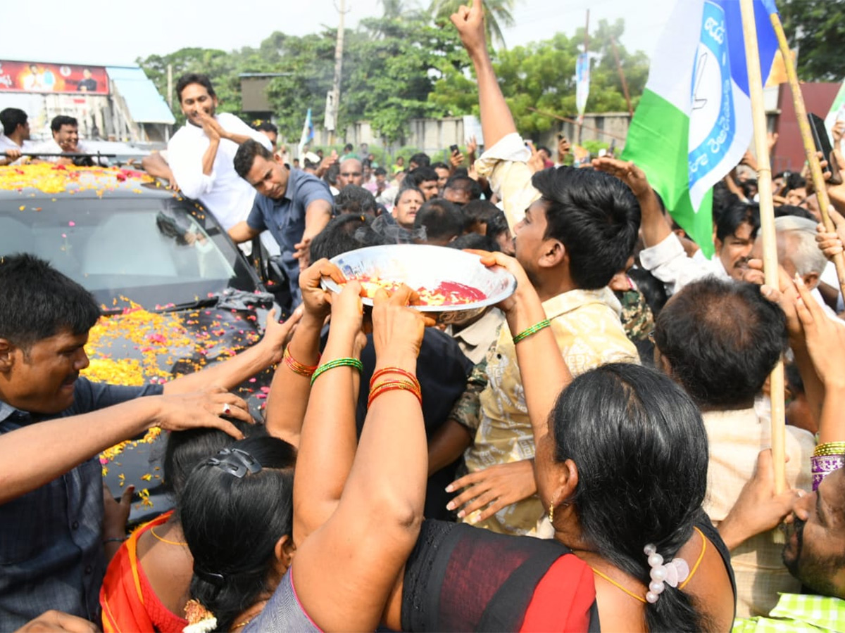 Unstoppable Jagan Mass Craze Krishna District Tour Photos25