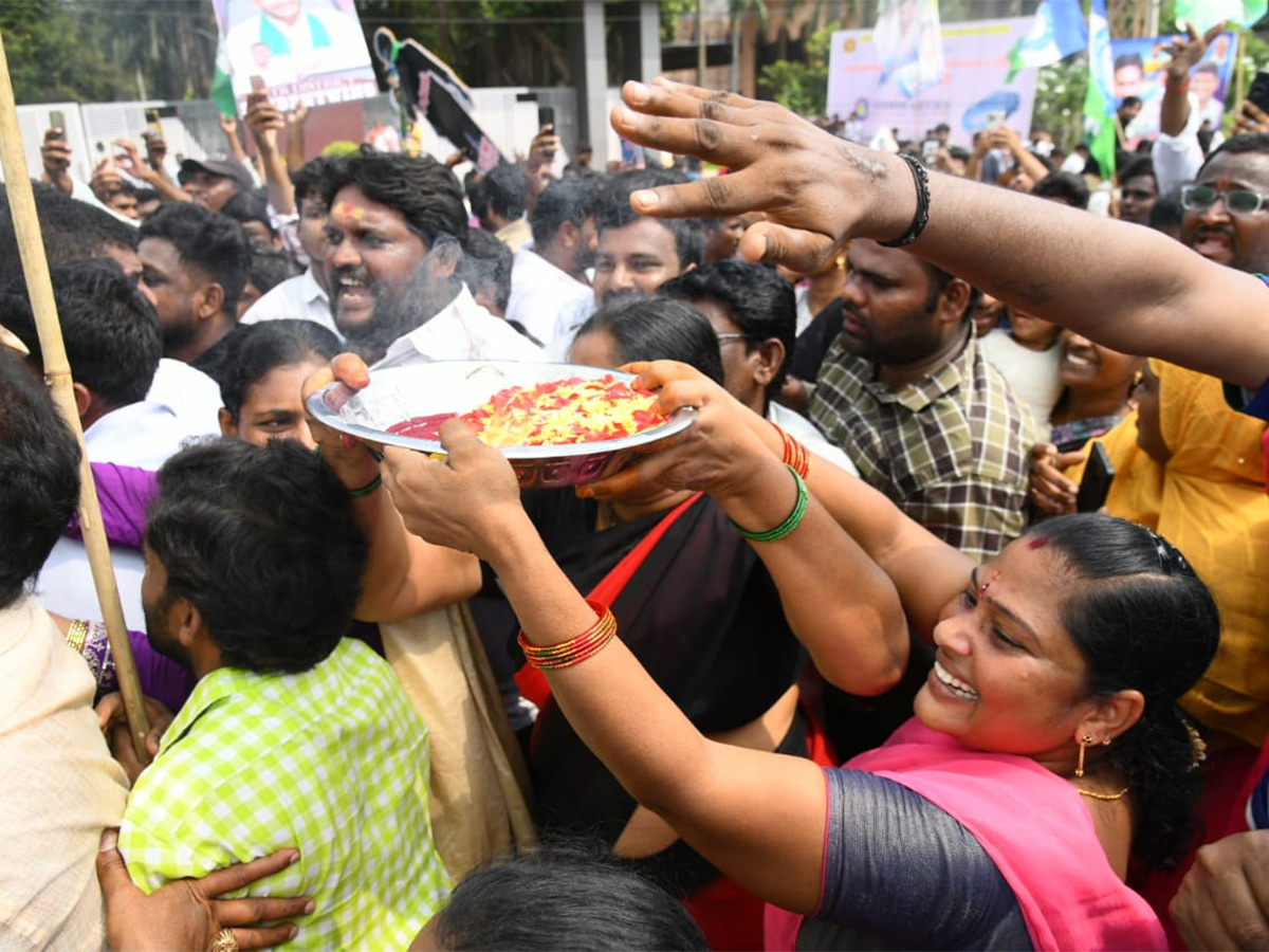 Unstoppable Jagan Mass Craze Krishna District Tour Photos26