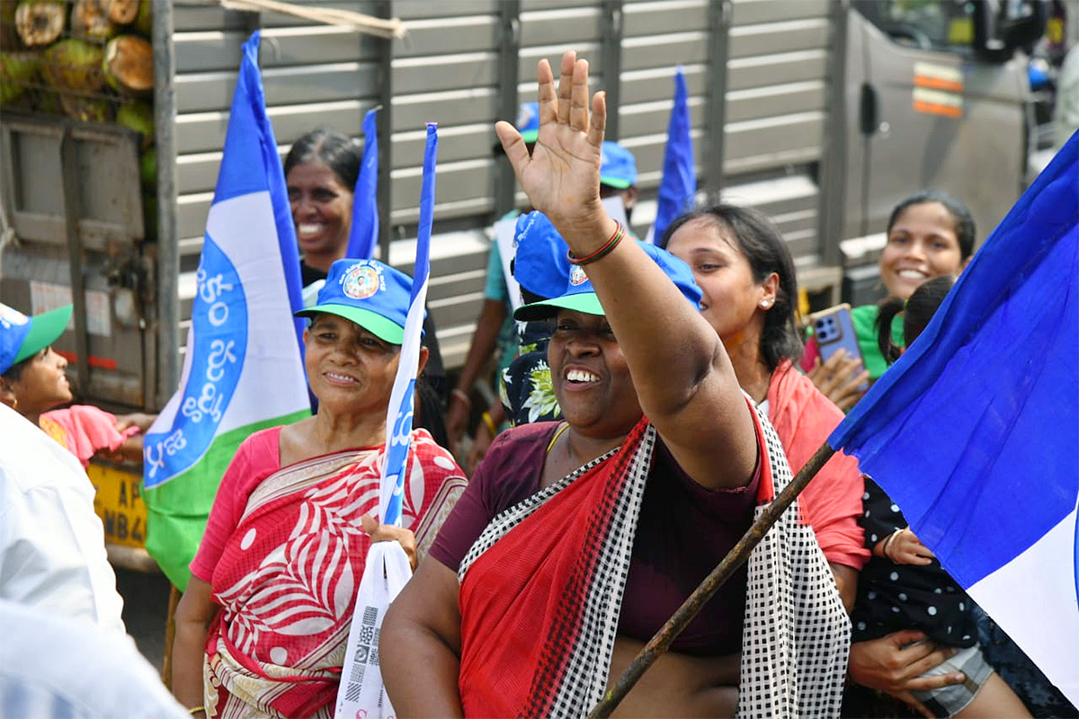 Unstoppable Jagan Mass Craze Krishna District Tour Photos31