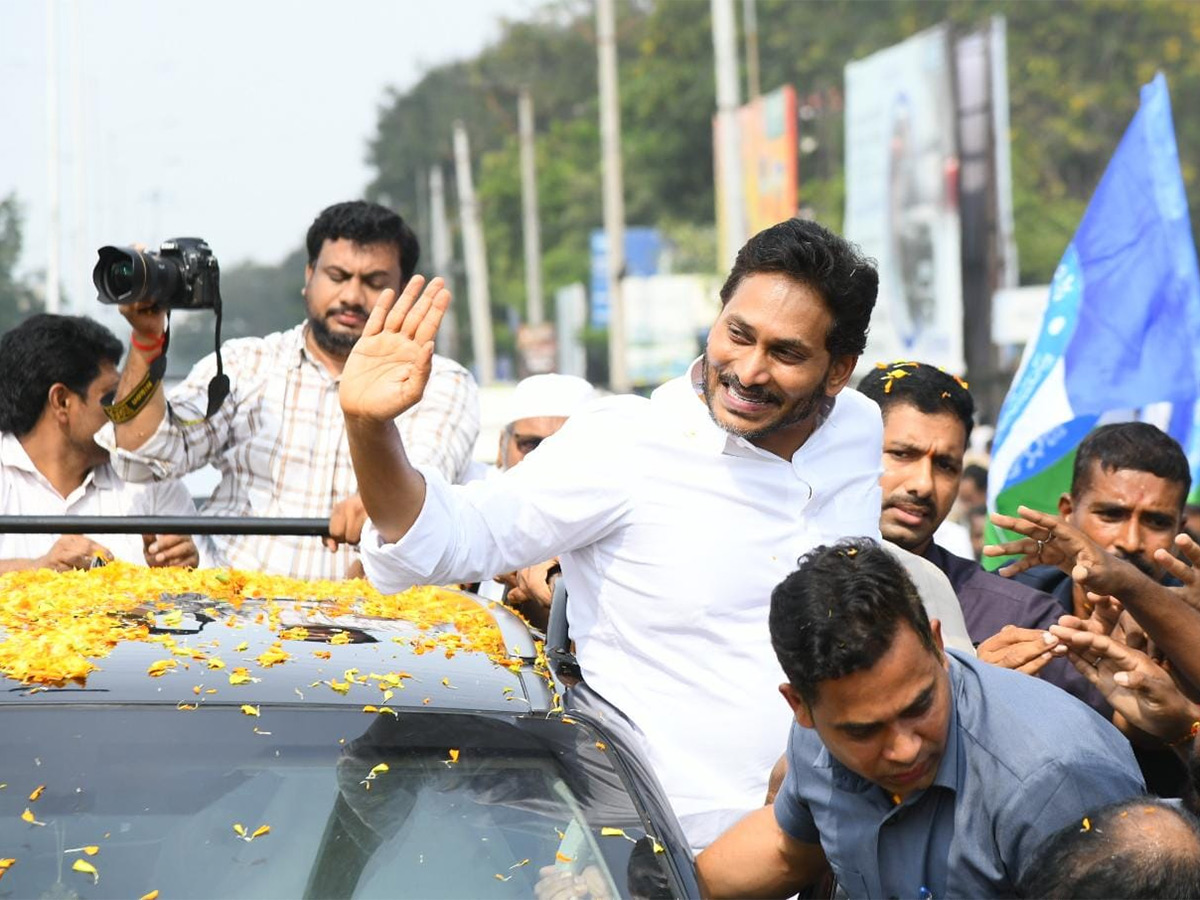 Unstoppable Jagan Mass Craze Krishna District Tour Photos32