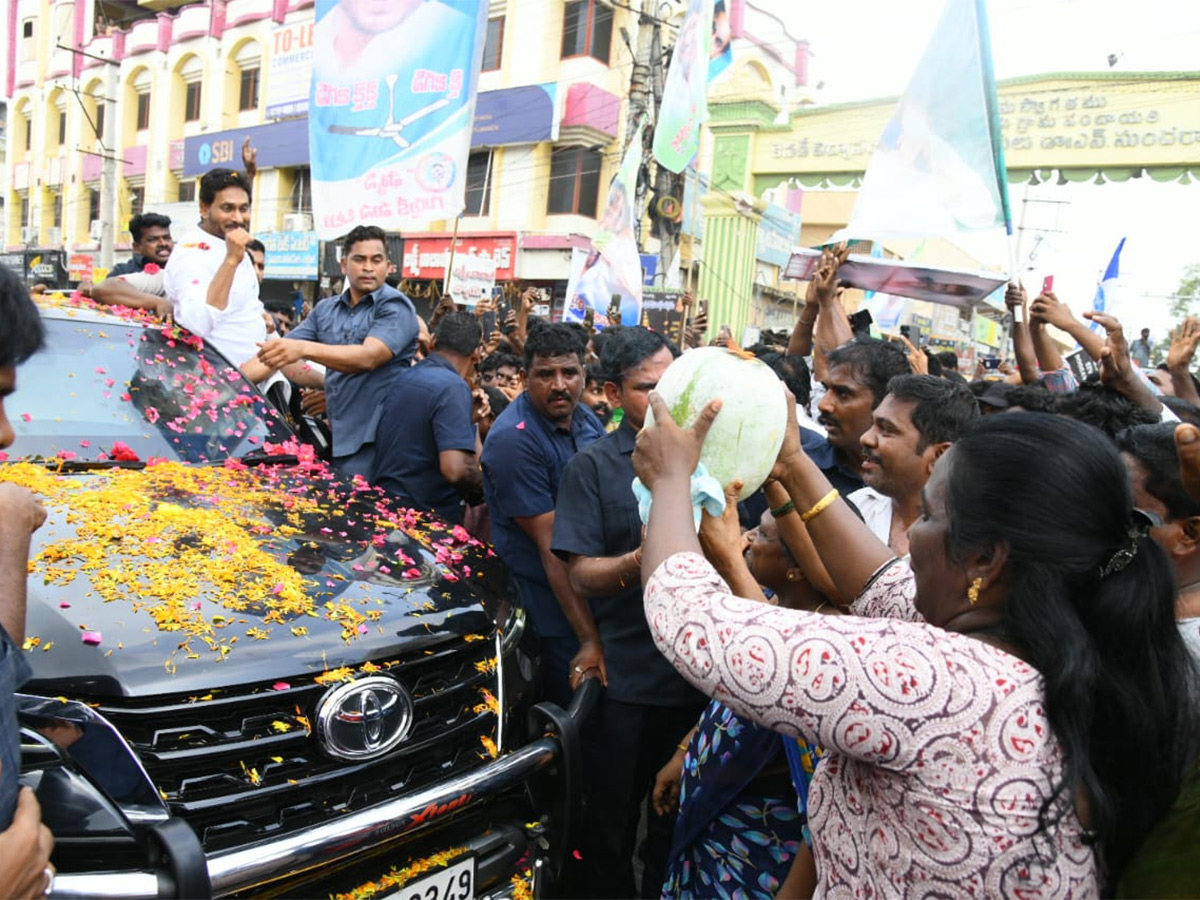 Unstoppable Jagan Mass Craze Krishna District Tour Photos37