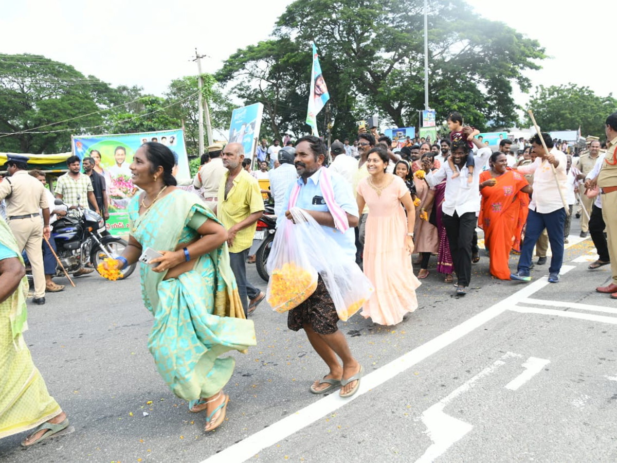 Unstoppable Jagan Mass Craze Krishna District Tour Photos6