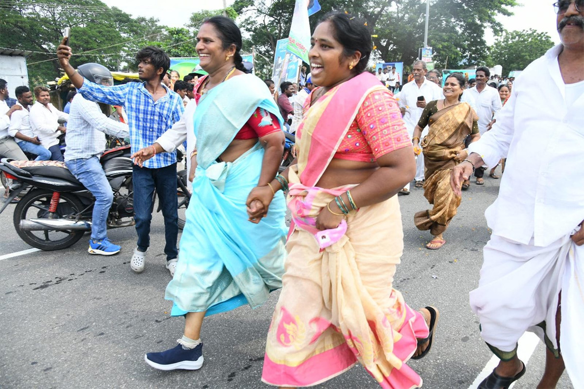 Unstoppable Jagan Mass Craze Krishna District Tour Photos7