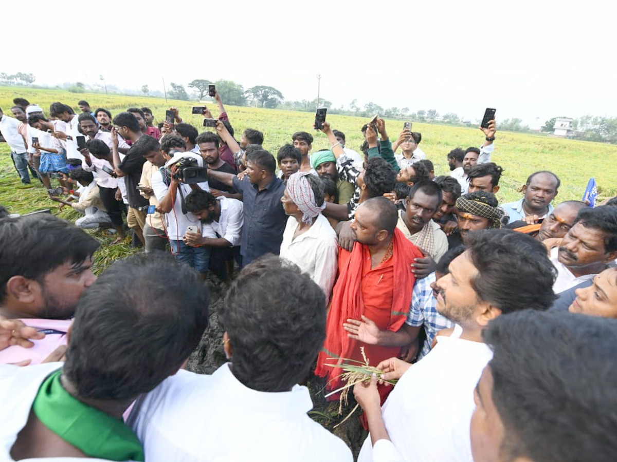 YS Jagan visits cyclone Hit farmers In Krishna District PHotos3