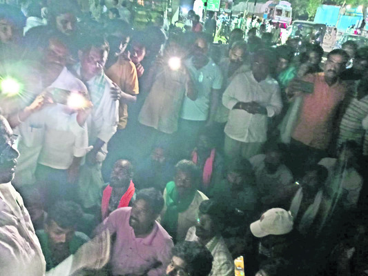 వరద నీటిలో మునిగిన వడ్ల ట్రాక్టర్‌1