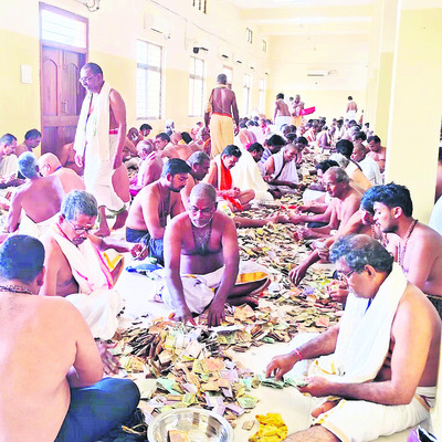 జీతాల కోసం ఎదురు చూపులు 1