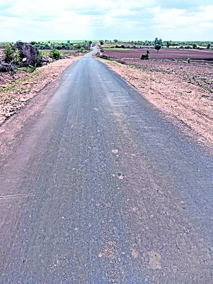 మా రోడ్డుపై టిప్పర్లు తిప్పితే ఊరుకోం1