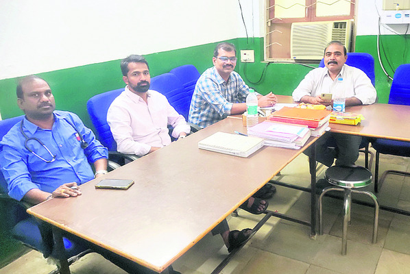 ఇరుకు గదుల్లో వైద్యం.. ఇదేమి చోద్యం1